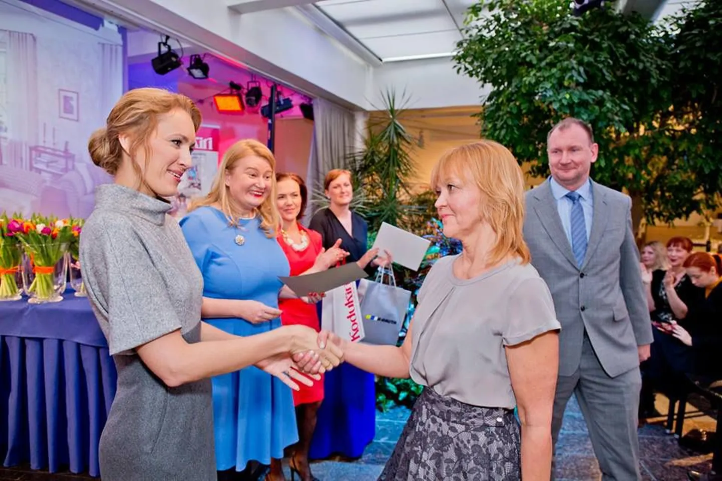 Ieva Ilves andis üle kaunite kodude auhinnad