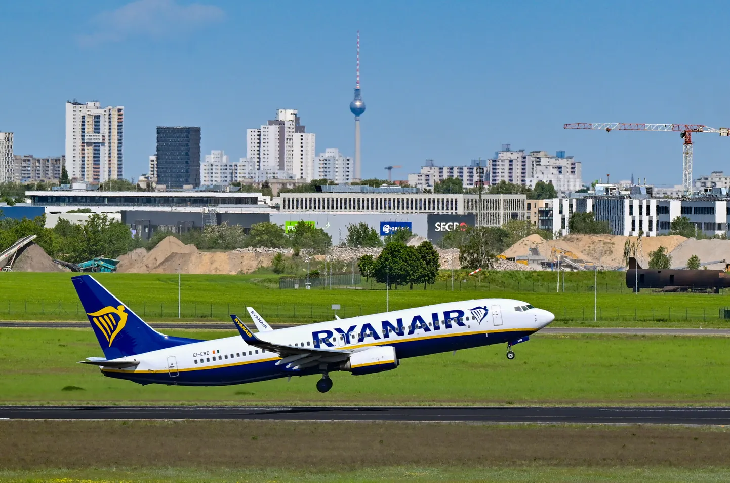 Ryanairi lennuk startimas Berliini Brandenburgi lennuväljalt. Foto on illustratiivne.
