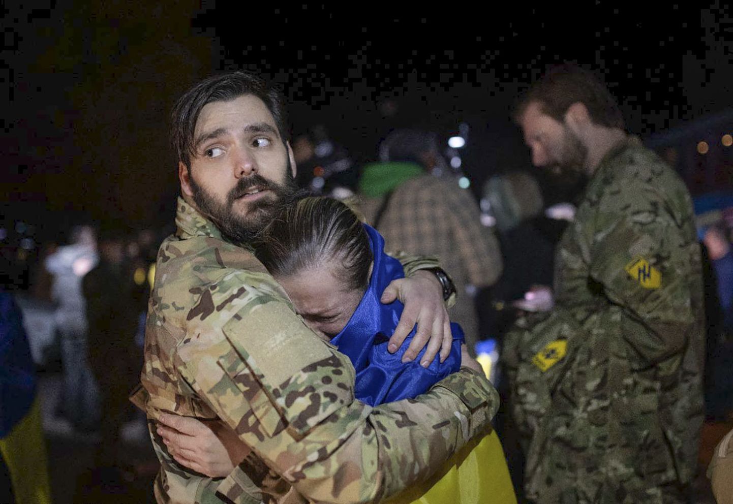 Мужчина, вернувшийся в Украину в октябре прошлого года в результате обмена пленными, со своей возлюбленной.