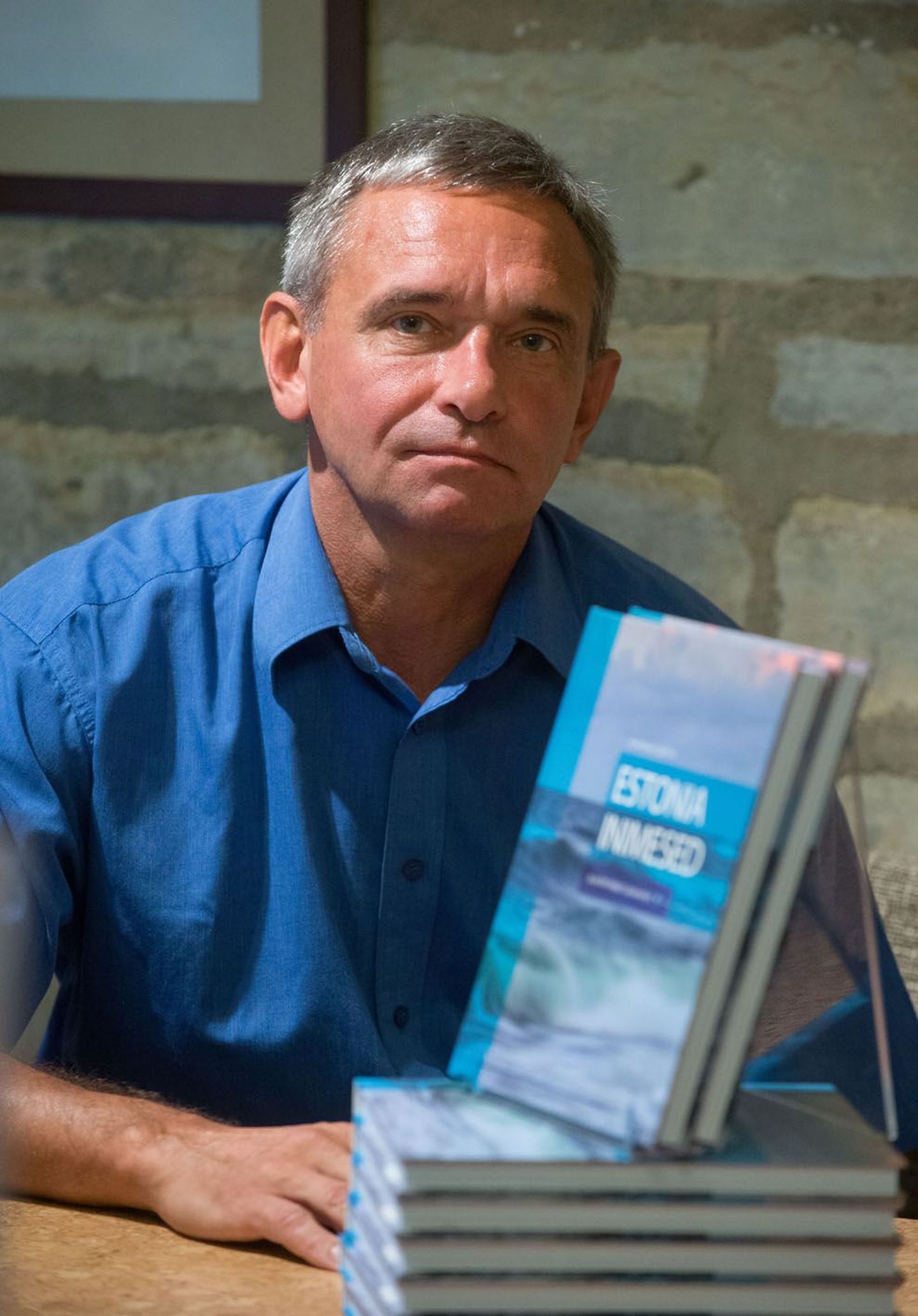Einar Ellermaa esitleb täna raamatut «Estonia inimesed», kuhu on koondatud inimeste lood. Järgmise raamatu parvlaevast Estonia annaks kirjutada vandenõuteooriatest ja sellest, mis neis vigast on.