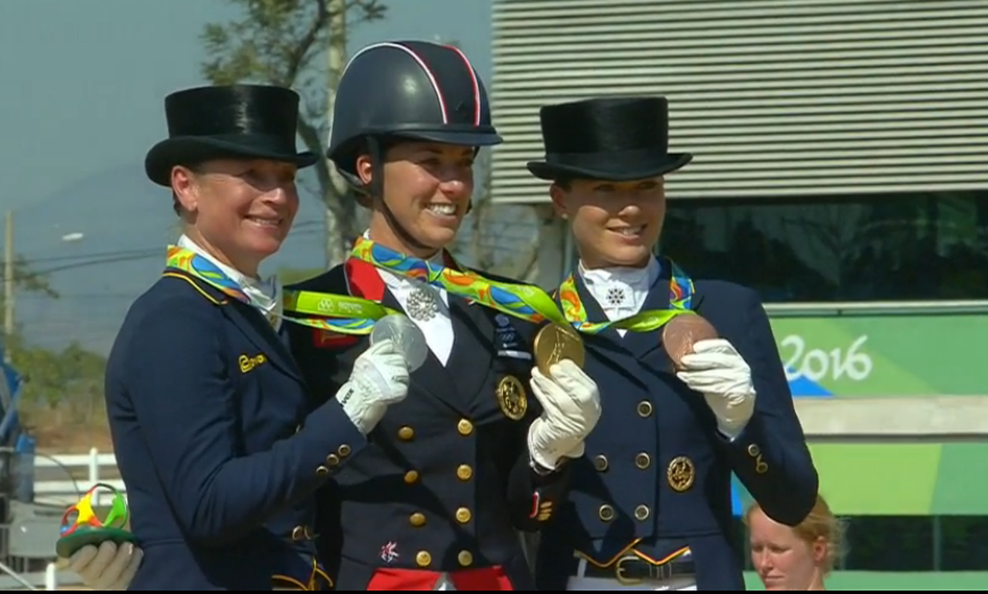 Koolisõidu individuaalsed medalivõitjad: Isabell Werth (hõbe), Charlotte Dujardin (kuld)ja Kristina Bröring-Sprehe (pronks).
