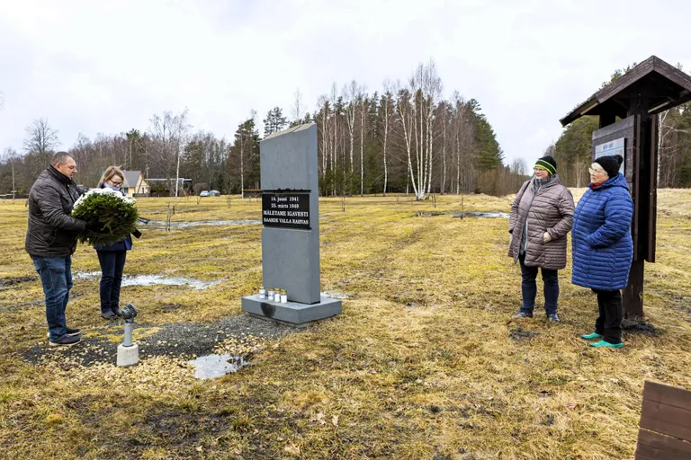 Saarde vallavanem Raivo Ott ja abivallavanem Külli Karu pärga asetamas.