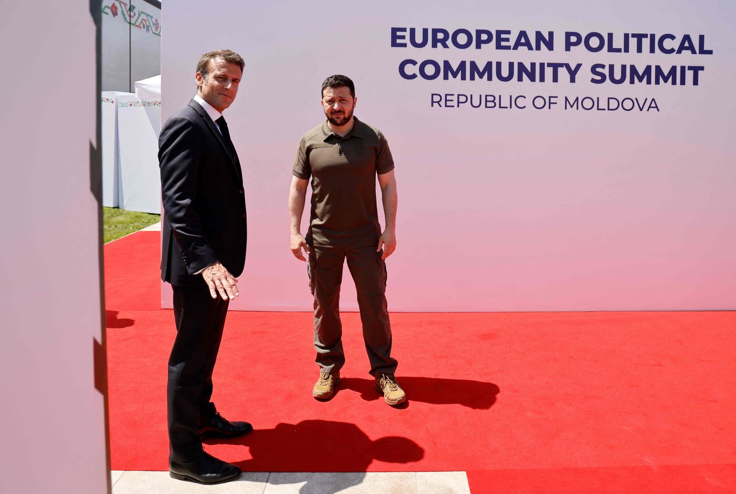 Президент Франции Эммануэль Макрон и президент Украины Владимир Зеленский во время саммита Европейского политического сообщества в Бульбоаке, Молдова, 1 июня 2023 года.