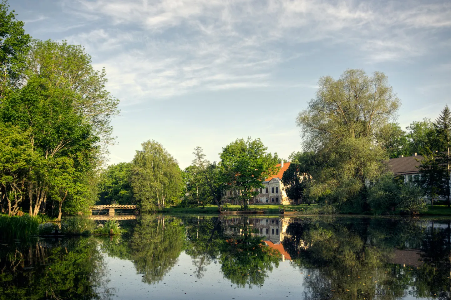 Ahja mõisa peahoone, park ja tiik