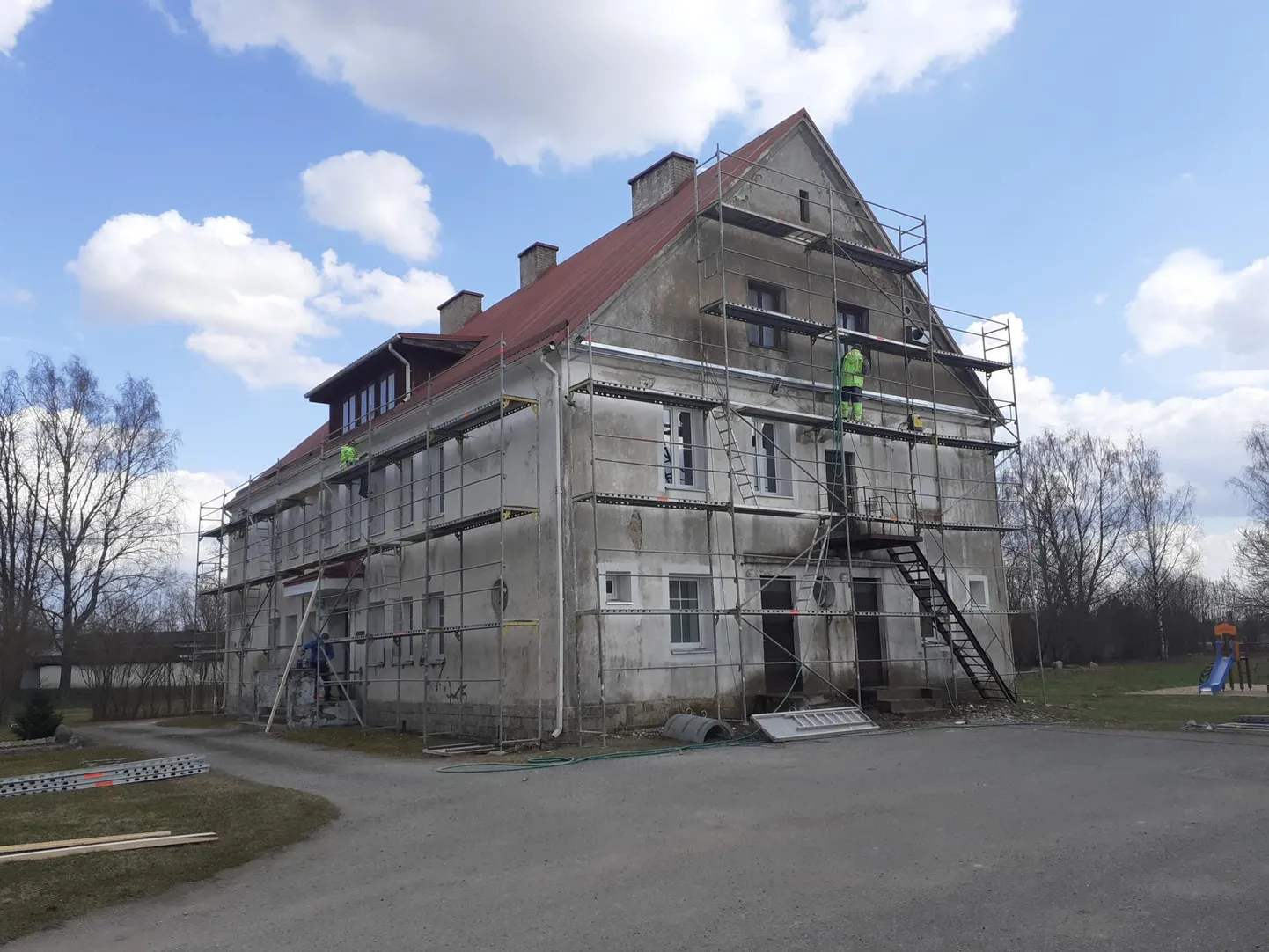 Kadila endine koolimaja saab uue fassaadi.