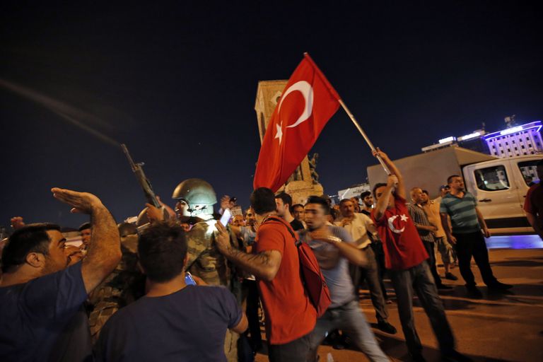 Türgi sõdurid Erdogani toetajate piiramisrõngas. Foto: Scanpix