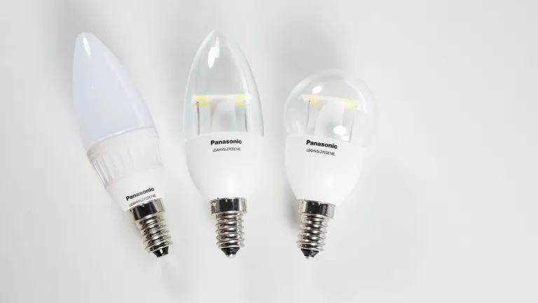 E14 sokliga LED-pirnid. Vasakul tavaline LED-seeria. Paremal «Nostalgic Clear» seeria. Foto: Lauri Veerde/Photopoint.