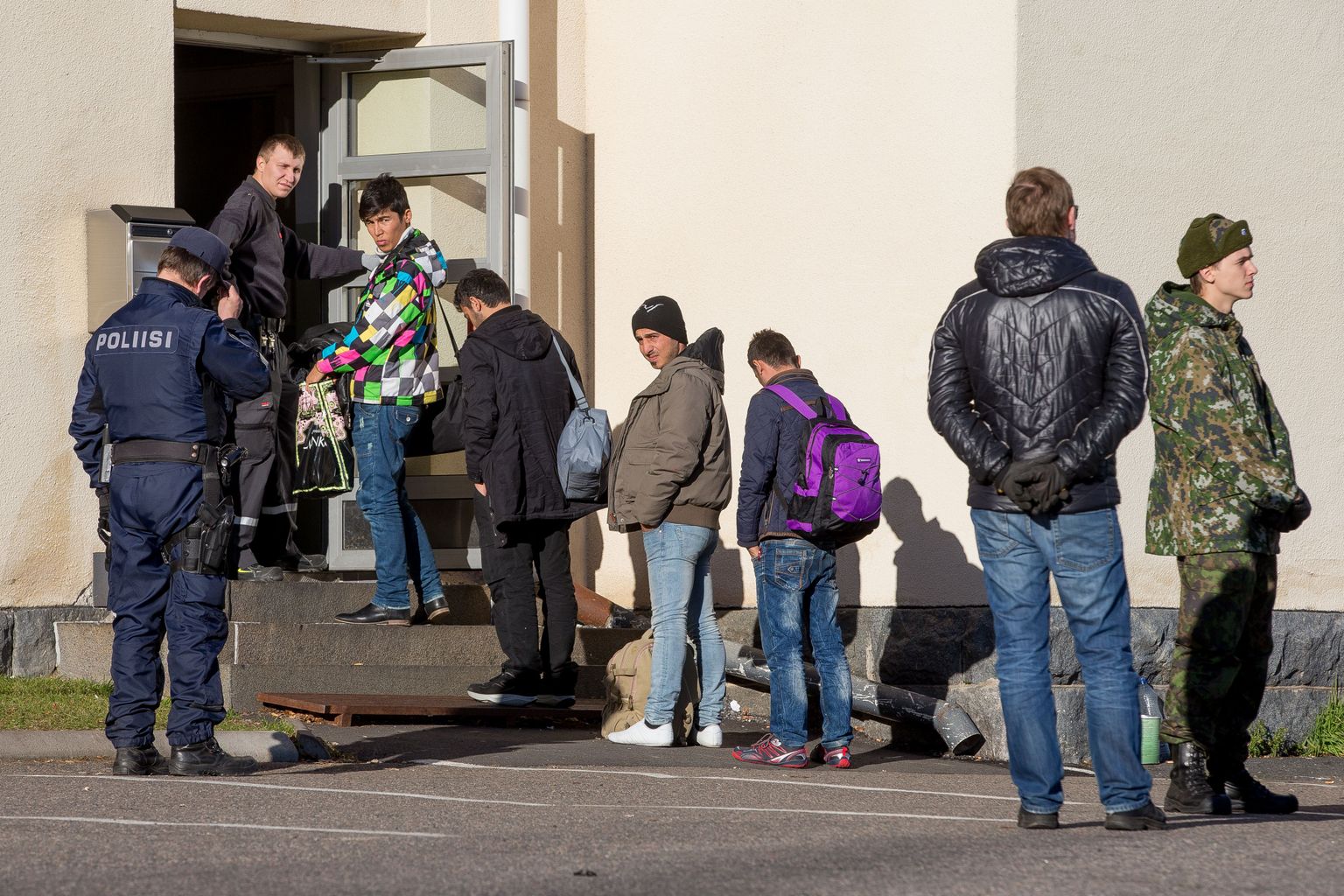 Varjupaigataotlejad Tornio registreerimise keskuse ees.