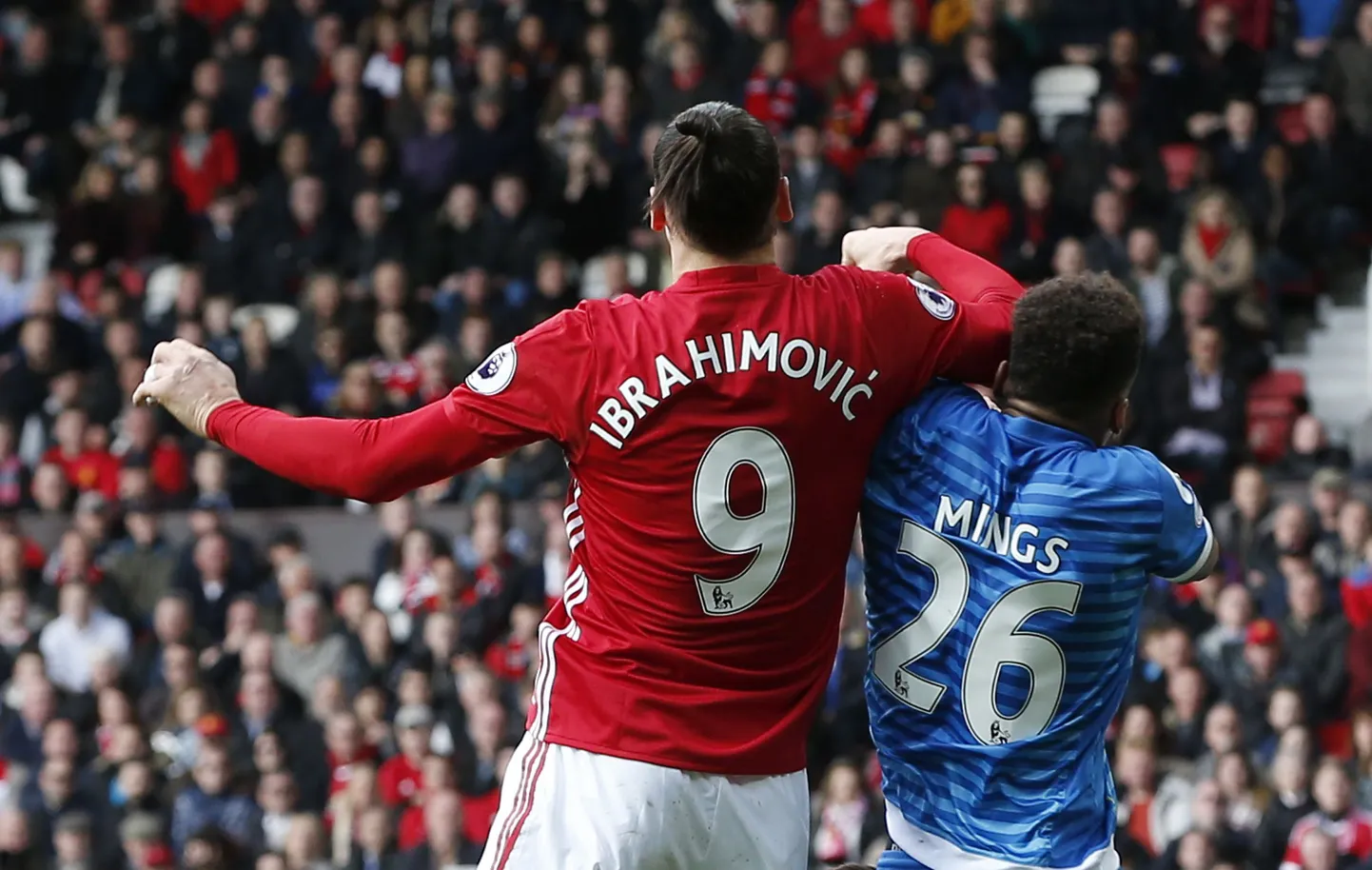Zlatan Ibrahimovic (vasakul) skandaalses olukorras Tyrone Mingsi vastu.