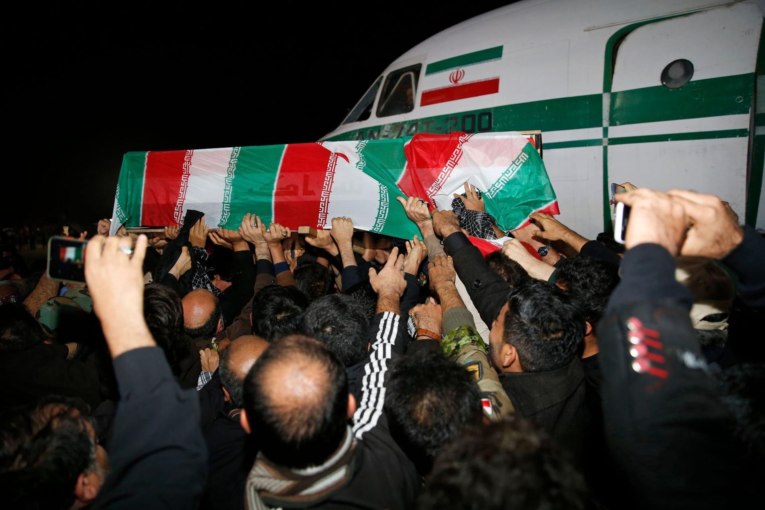 Iraani kindrali Qassem Soleimani kirstu saabumine Iraani Ahvāzi lennujaama.  foto: Hossein Mersadi / afp / Scanpix