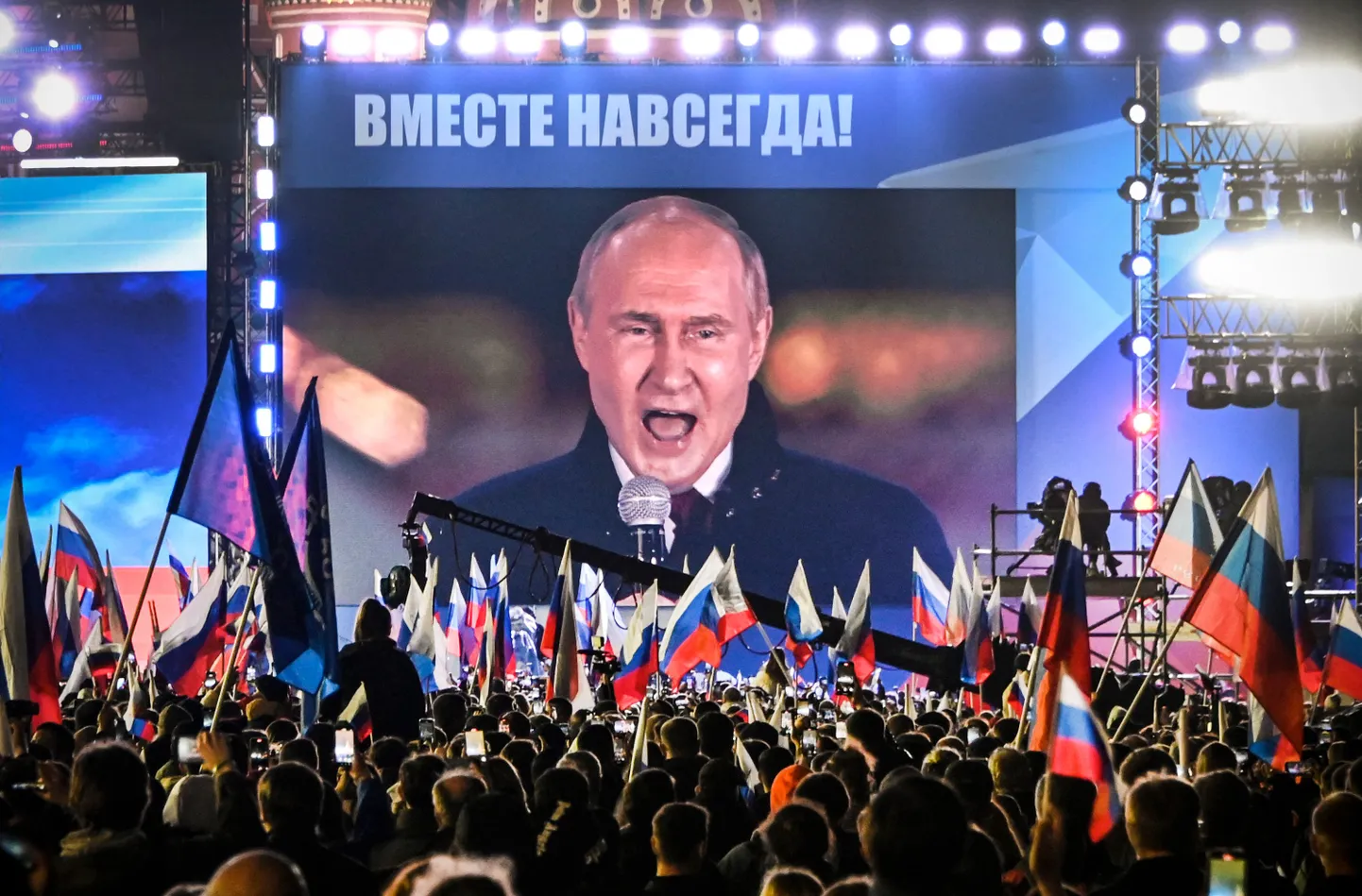 Vladimir Putin karjub Punasel väljakul inimeste peale, teatades nelja Ukraina oblasti annekteerimisest. 30. september 2022, Moskva, Venemaa.