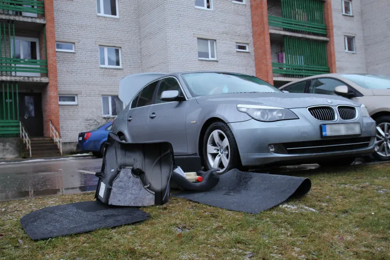 Võrus Petseri tänaval süttis auto pagasiruum.