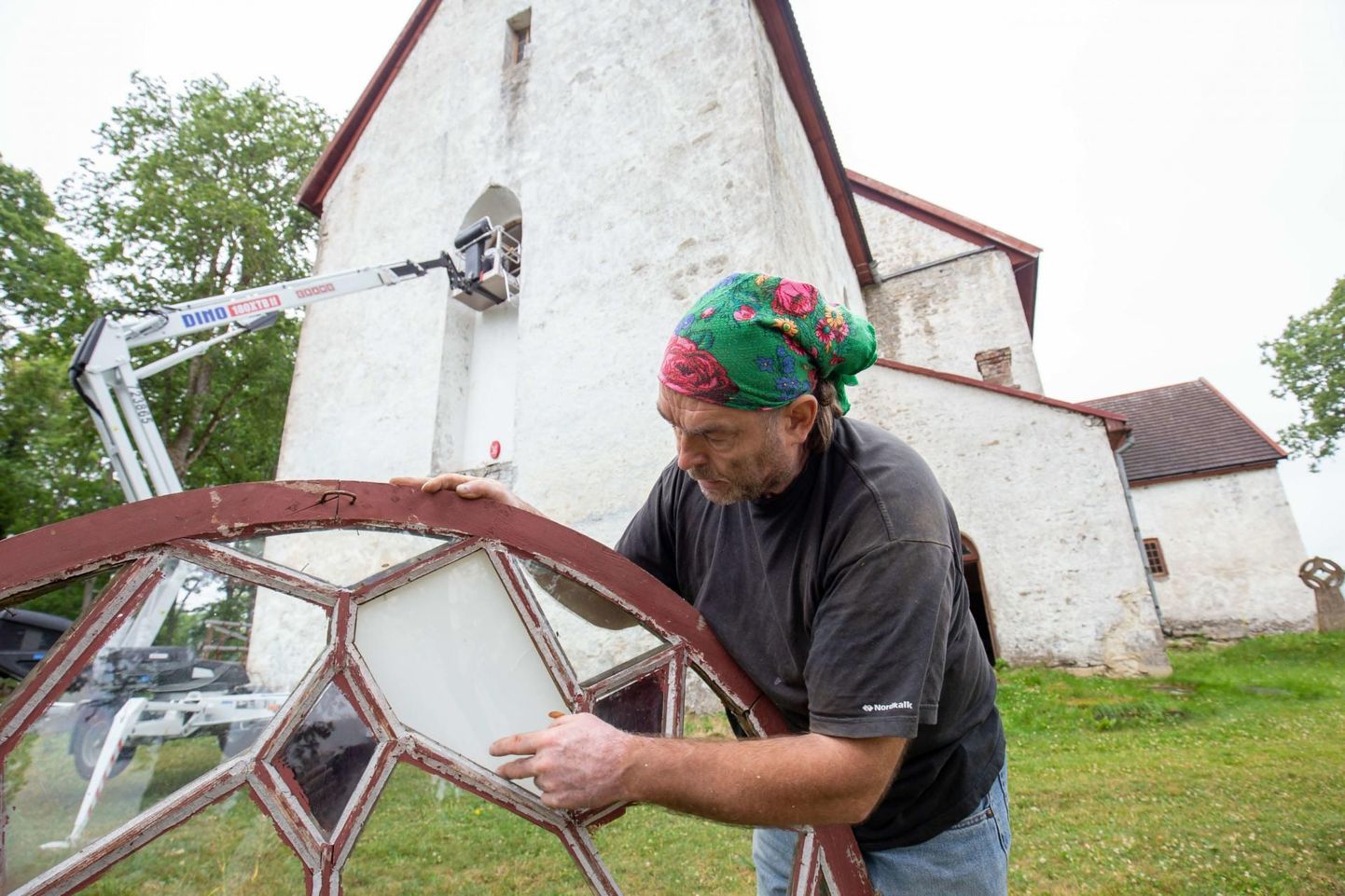 Joel Roos taastab aknaid kogu Eestis, mullu valmis tema käe all Järva-Peetri kiriku altariaken.