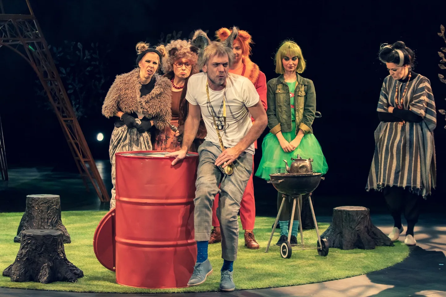 Endla Teatri suures saalis esietendub lastelavastus „Onu Remuse jutte“. Esiplaanil Meelis Rämmeld, taga vasakult Kadri Rämmeld, Carmen Mikiver, Sten Karpov, Jane Napp ja Ireen Kennik.
