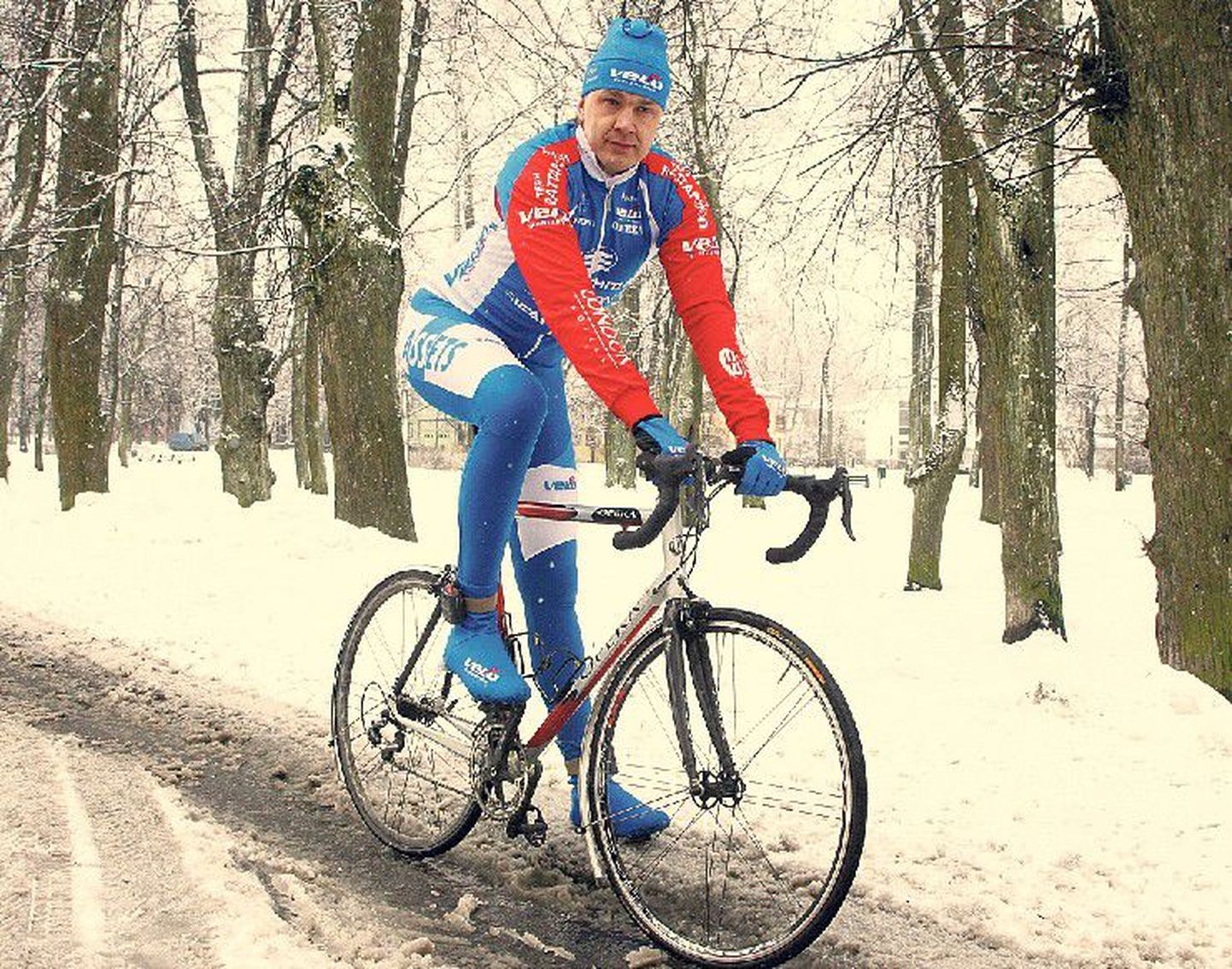 Пауль Лыйв полагает, что катание на велосипеде зимой теперь не является привилегией профессионалов и заниматься им может каждый любитель велосипедной езды.