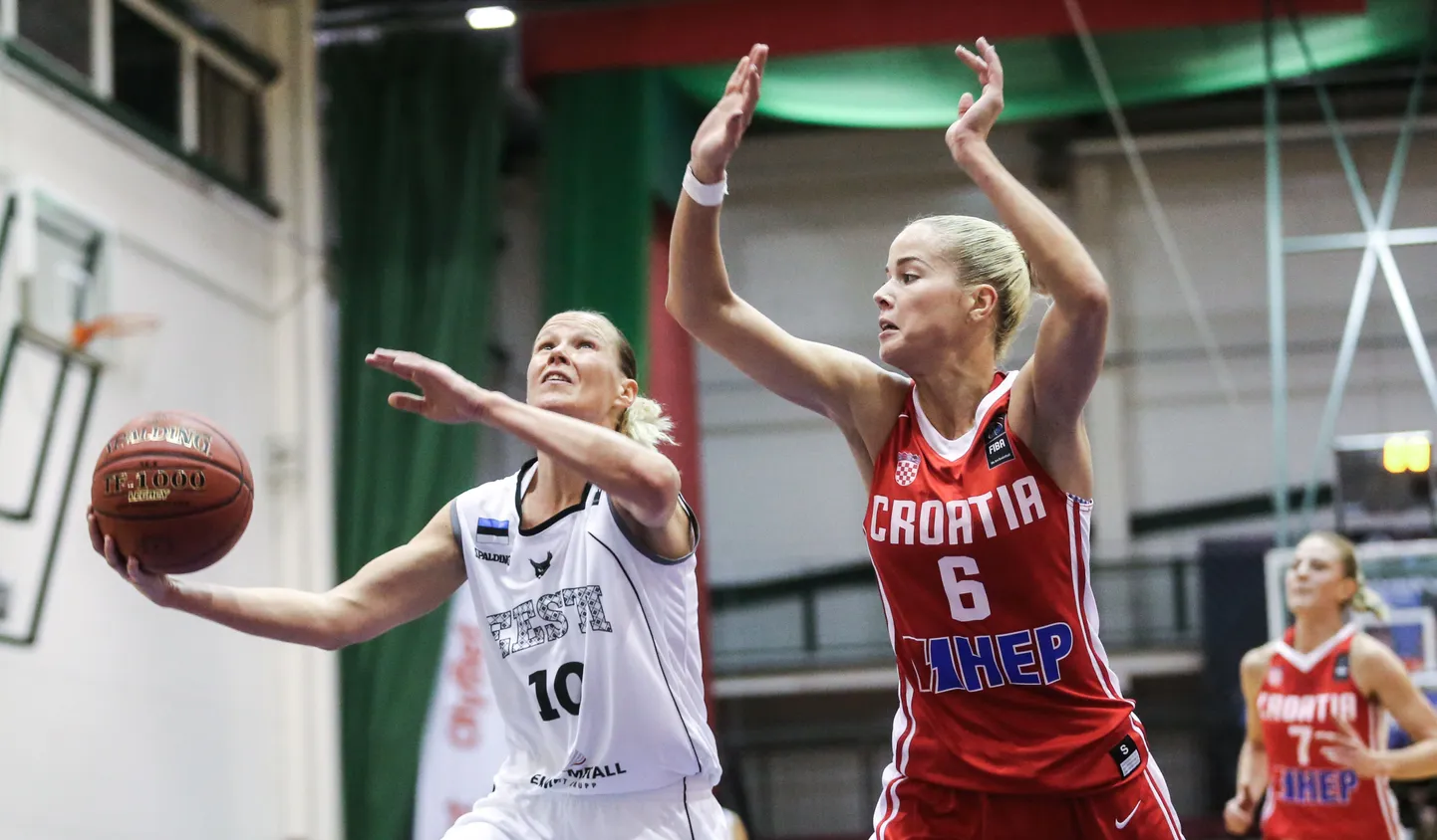 Merike Anderson (vasakul) Eesti koondise särgis.