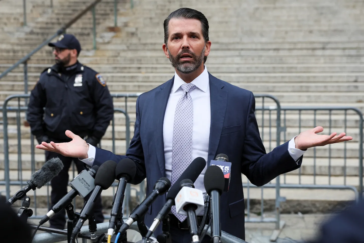 USA presidendi Donald Trumpi vanim poeg Donald Trump juunior New Yorgis ajakirjanike ees.