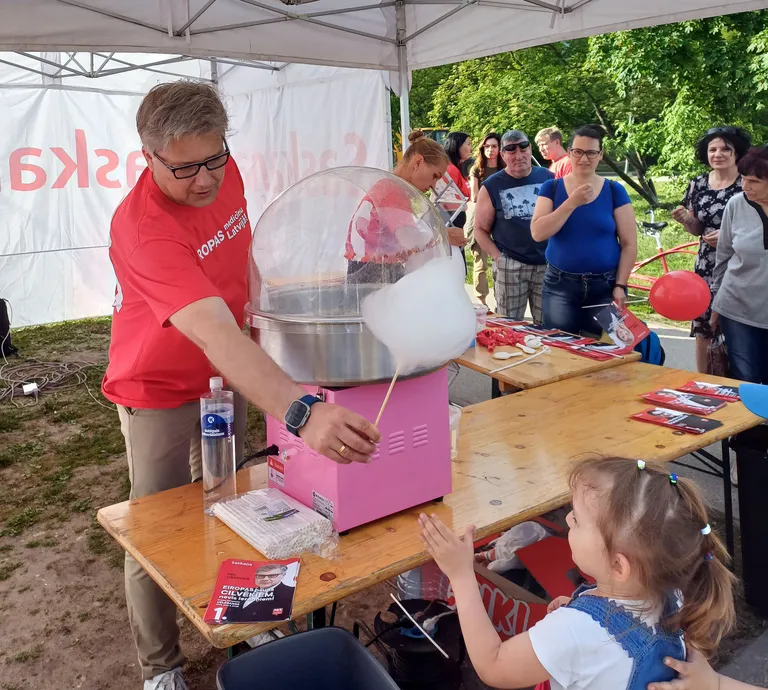 Ušakovs priekšvēlēšanu kampaņas laikā Vecmīlgrāvī pasniedz bērniem cukurvati