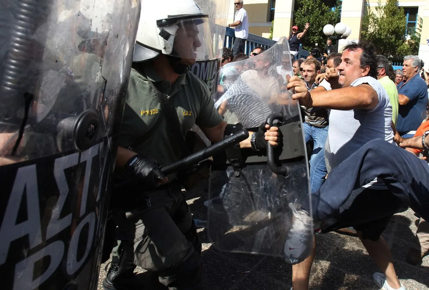 Veokijuhtide ja märulipolitsei kokkupõrge eile Ateenas.
