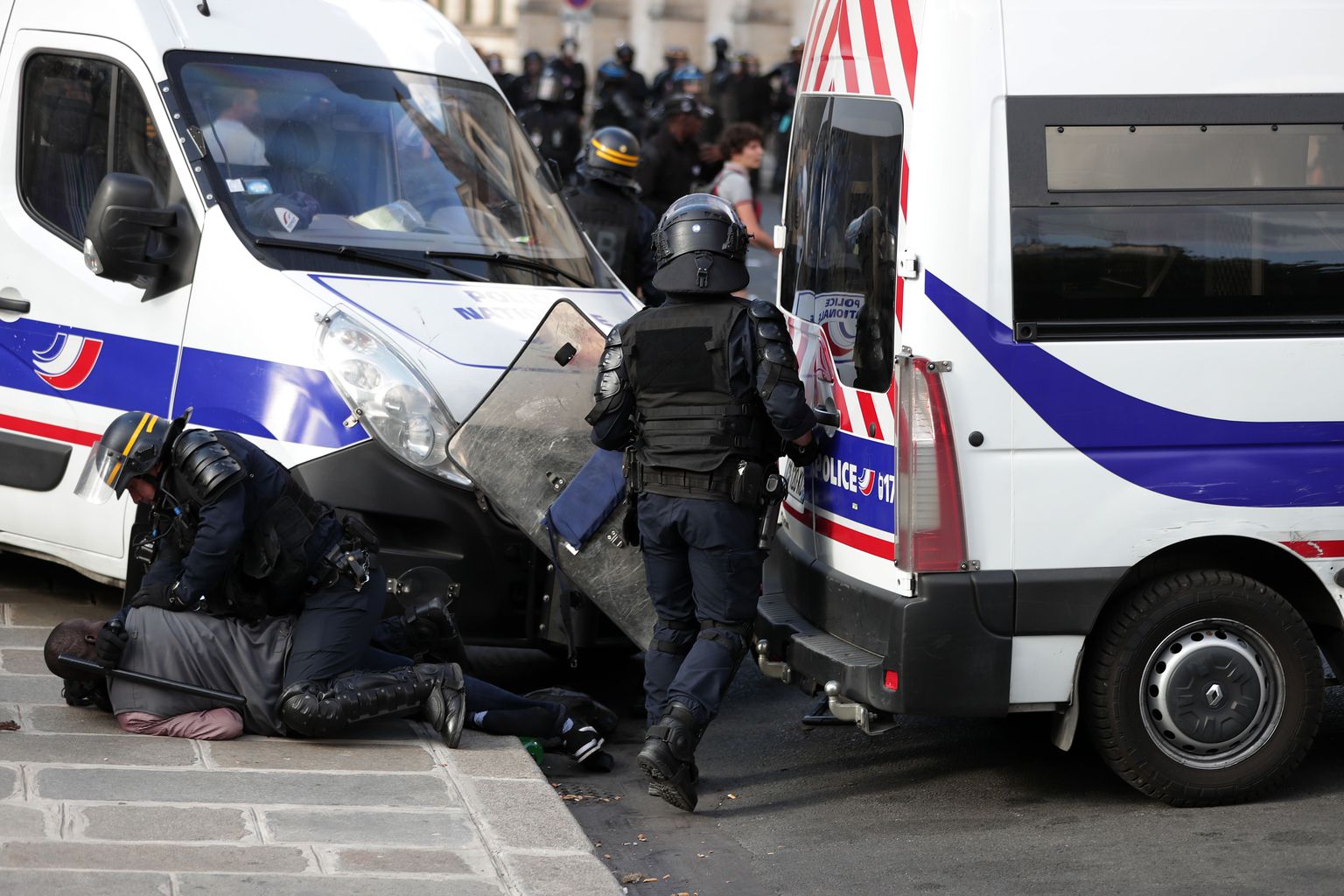 Prantsumsaa politseinikud töökohustuste täitmisel.