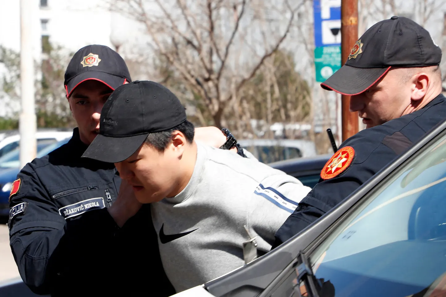 Ulatuslikus pettuses süüdistatav Lõuna-Korea krüptoettevõtja Do Kwon toimetatakse Montenegro kohtusse pärast kinnivõtmist 24. märtsil Podgorica lennujaamas.