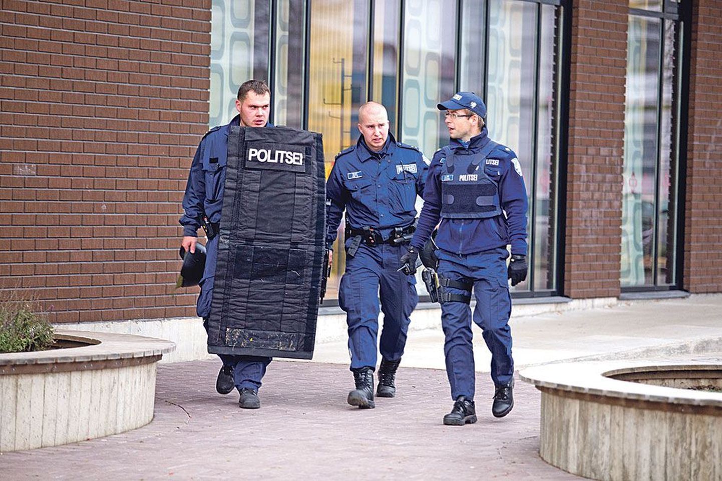 Politseinikud 27. oktoobril Viljandis Paalalinna kooli juures.