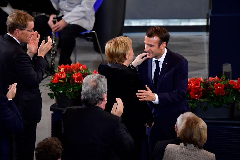 Prantsuse president Emmanuel Macron embamas Saksa kantselrit Angela Merkelit pärast kõnet Saksamaa parlamendis. Kahe riigi liidrid kohtusid täna Berliinis, et mälestada Euroopas peetud sõdades langenuid.