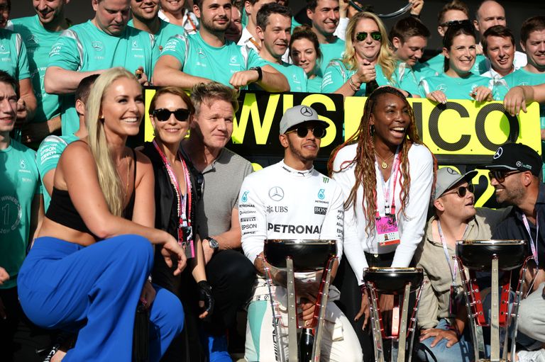 Lewis Hamiltonil aitasid Austinis etapivõitu tähistada lisaks Lindsey Vonnile ka staarkokk Gordon Ramsey ja tennisetäht Venus Williams. FOTO: Scanpix