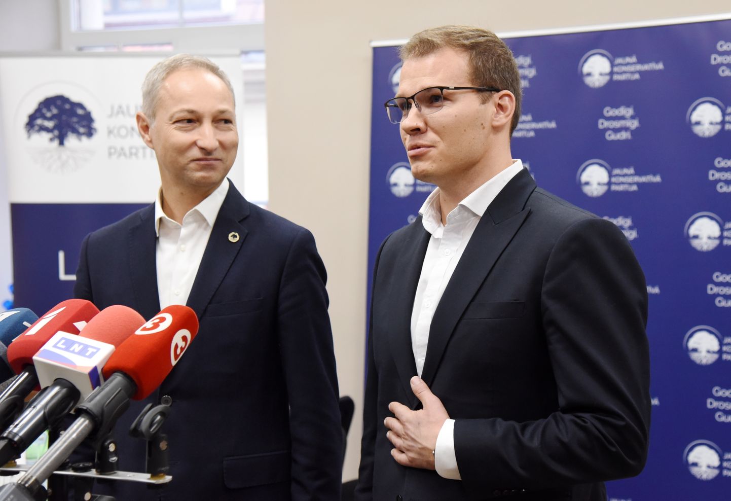Jaunās konservatīvās partijas valdes priekšsēdētājs, premjera amata kandidāts Jānis Bordāns (no kreisās) un nacionālās apvienības "Visu Latvijai!"-"Tēvzemei un brīvībai"/LNNK priekšsēdētājs Raivis Dzintars