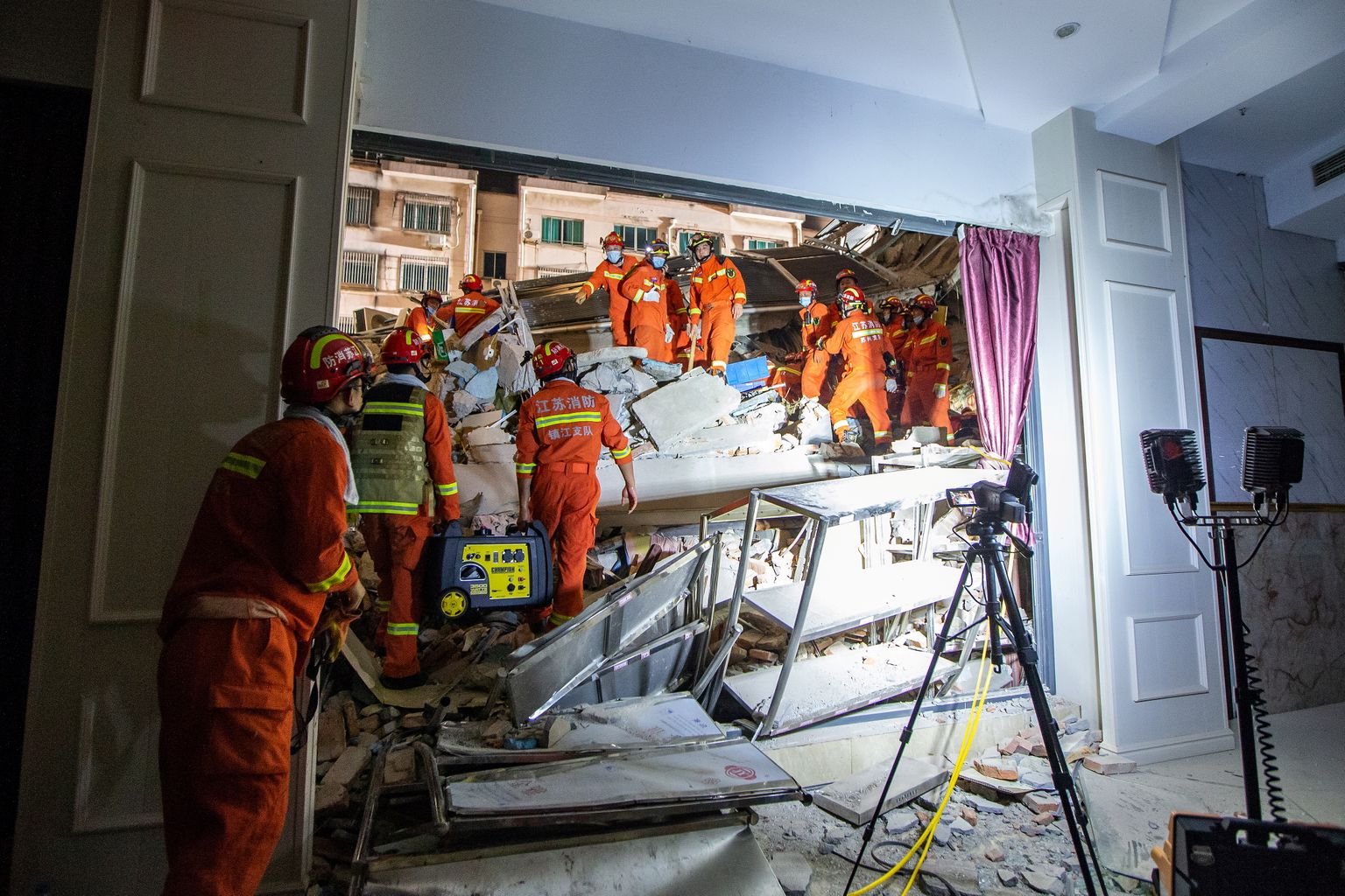 Hiina päästetöötajad otsimas Suzhous otsimas pärast hotellivaringut hukkunuid