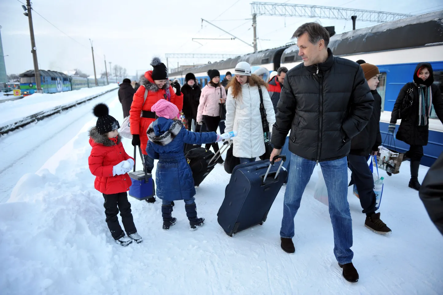 Kahe Moskva rongiga saabunud Vene turistid Tallinnas Balti jaamas.