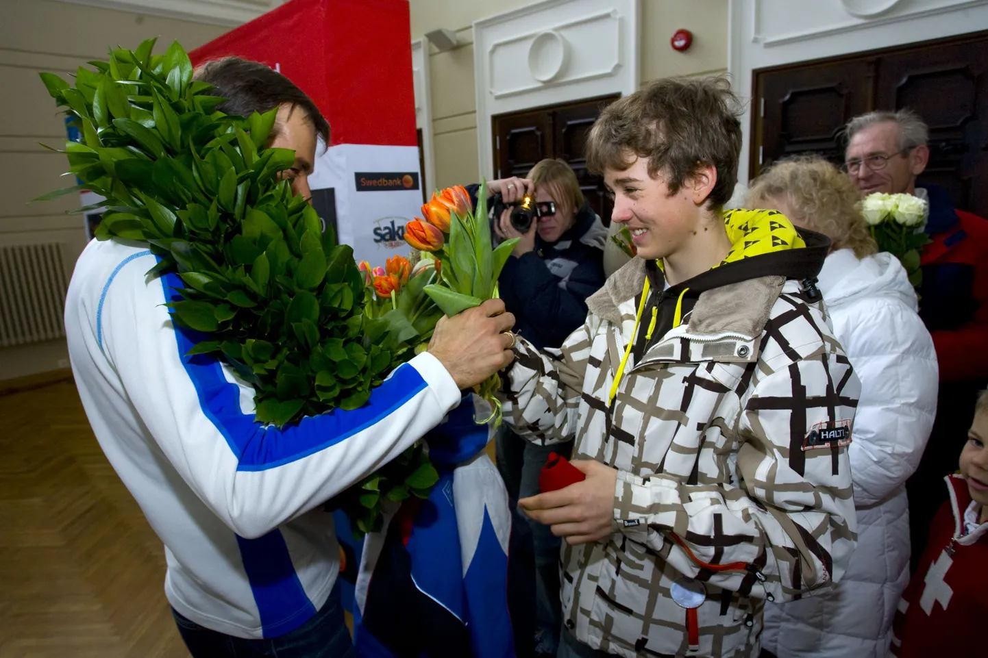 Andrus Veerpalu saab lilled oma pojalt Andreaselt.