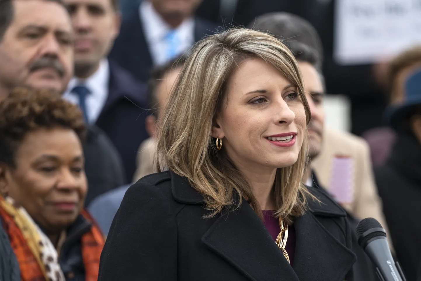 USA Kongressist tagasi astunud demokraat Katie Hill ajakirjanike ees tänavu märtsis.