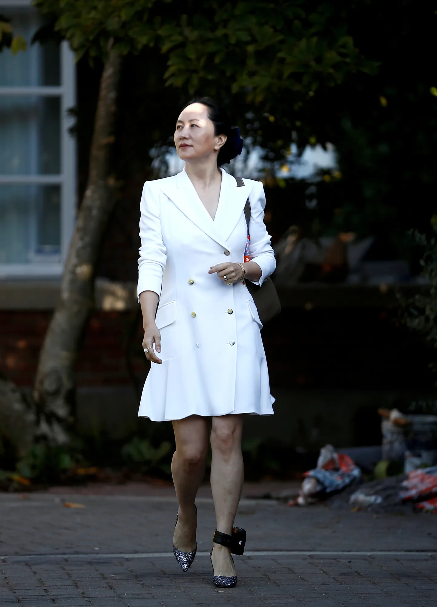 Jälgimisvõruga Meng Wanzhou kohtusse suundumas.