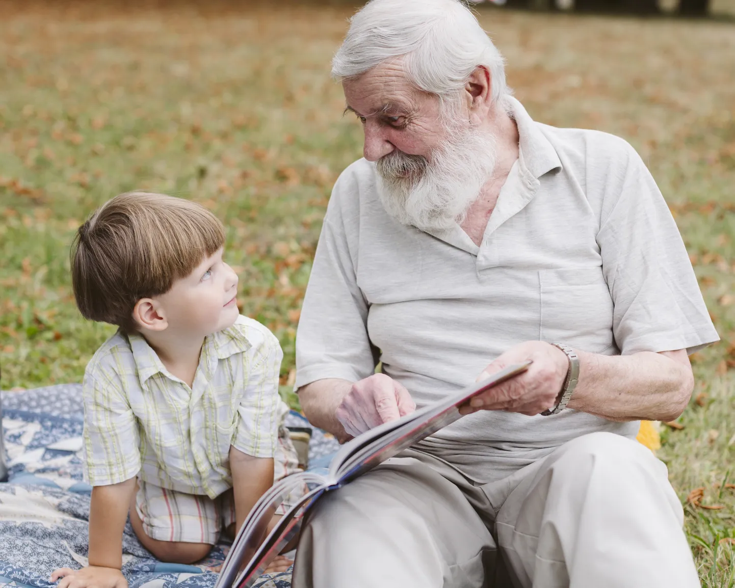 Vanaisa loeb lapselapsele muinasjuttu.