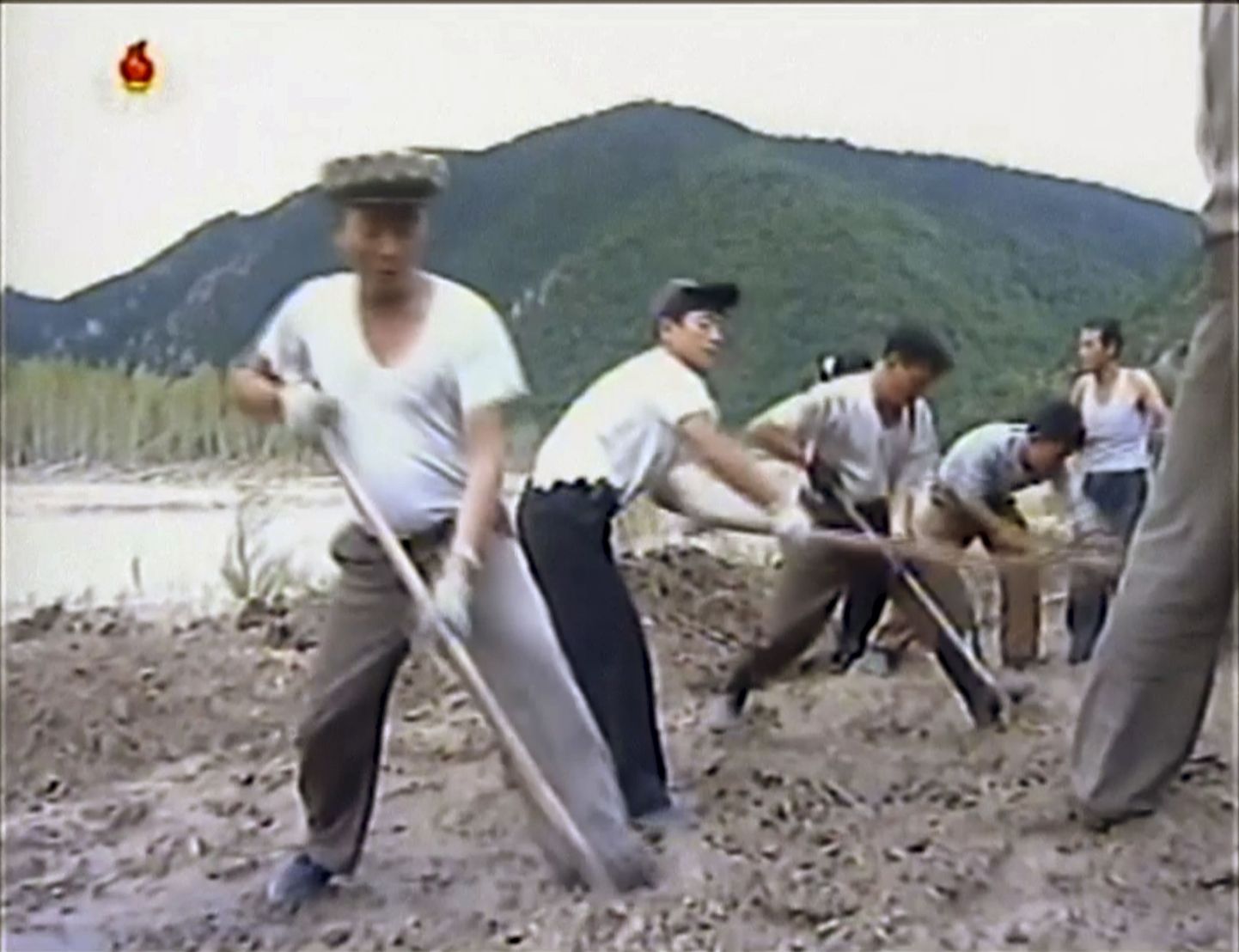 Põhja-Korea töölised selle nädala algul kindlustamast jõekallast üleujutuste vastu.