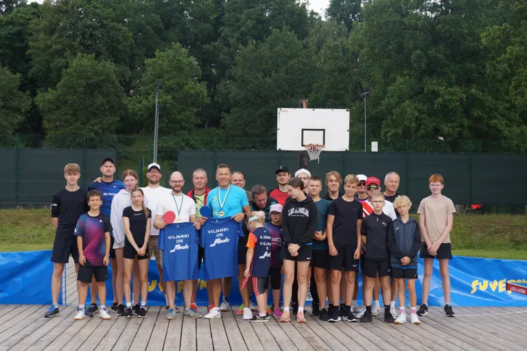 Pühapäeval Viljandi järve rannas korvpalliväljakul peetud Avallone Suvepinksi võistlusel osales mitukümmend mängijat.