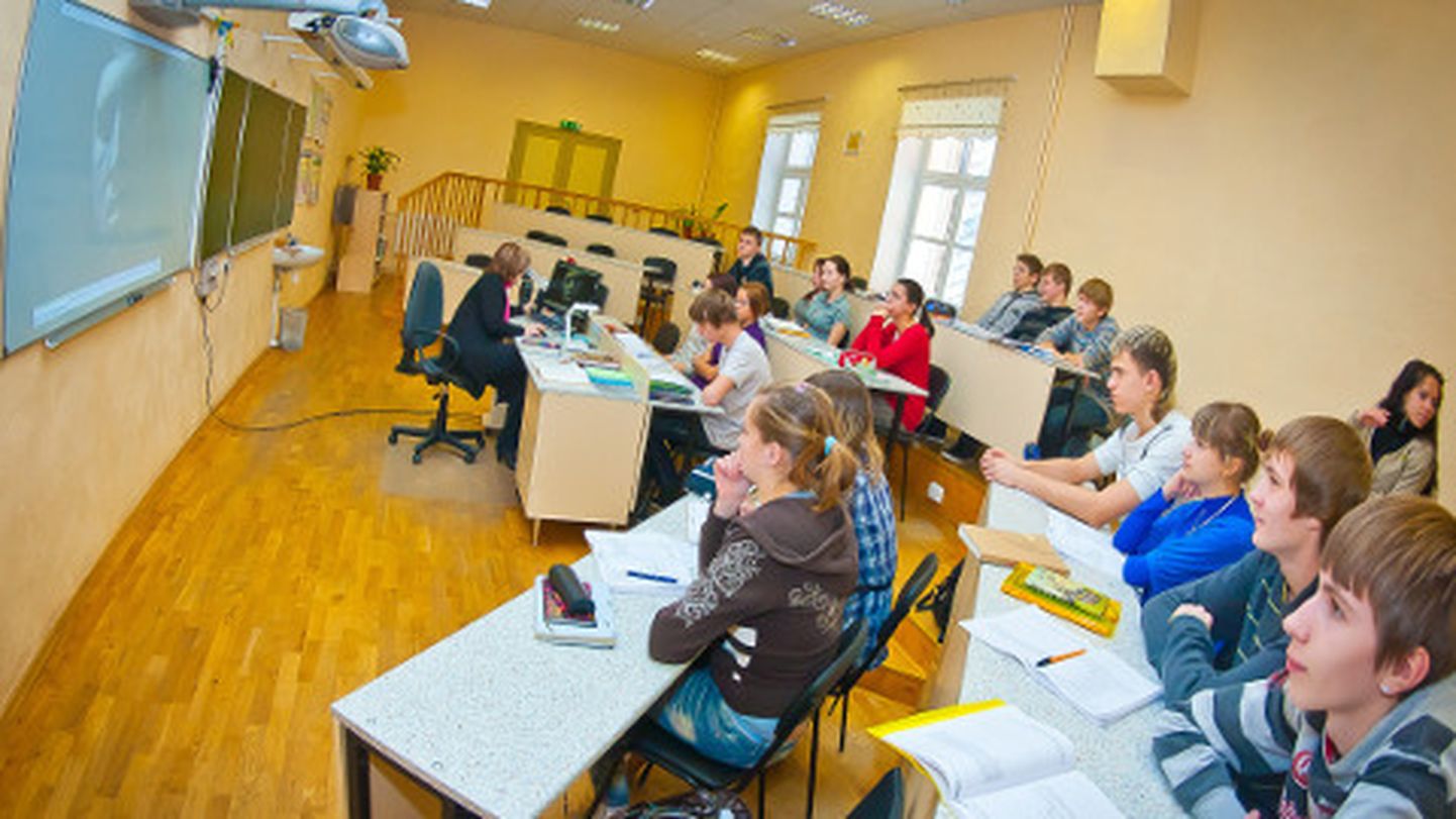 Narvas juba on üks riigigümnaasium - Narva Vanalinna riigikool, mis töötab täielikult keelekümbluse põhimõttel. Linnajuhid peavad aru, kas lasta riigistada veel mõni gümnaasium.