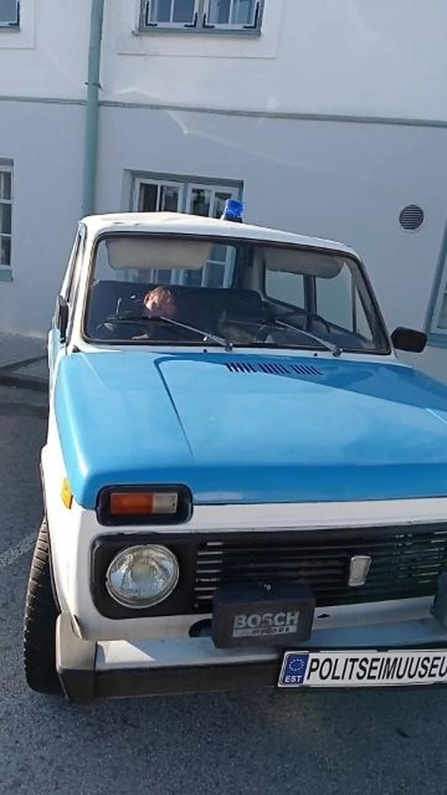 Уставший мужчина уснул в полицейской машине.