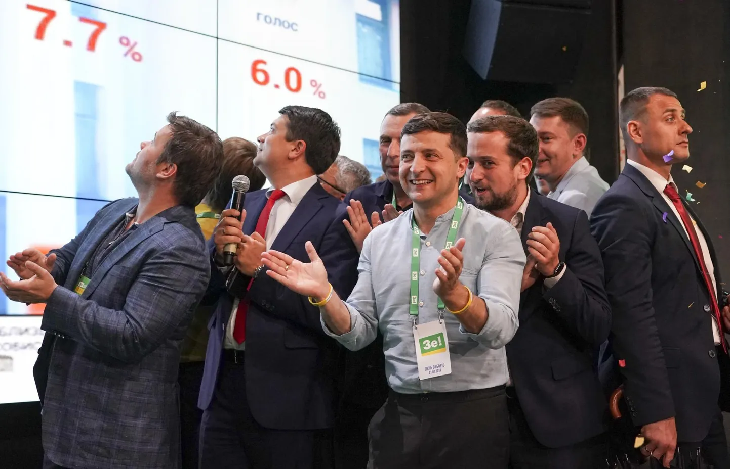 Ukrainia president Volodõmõr Zelenskõi koos erakonna esimehe Dmõtro Razumkoviga Rahva Teenri tugeva lävepakuküsitluse tulemuse peale aplodeerimas.