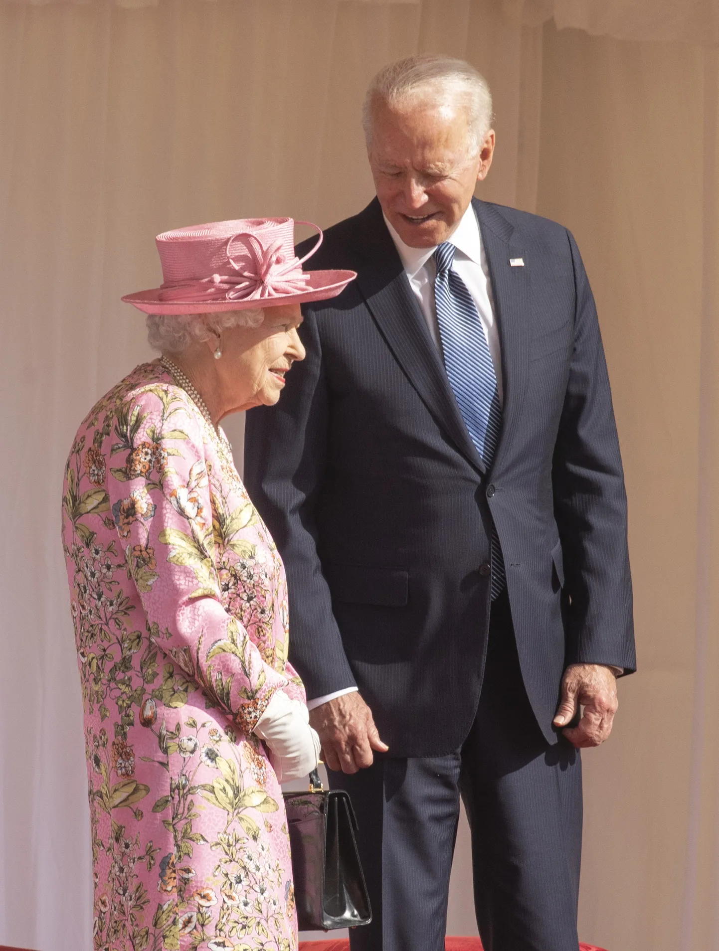 Королева Елизавета II и президент США Джо Байден.