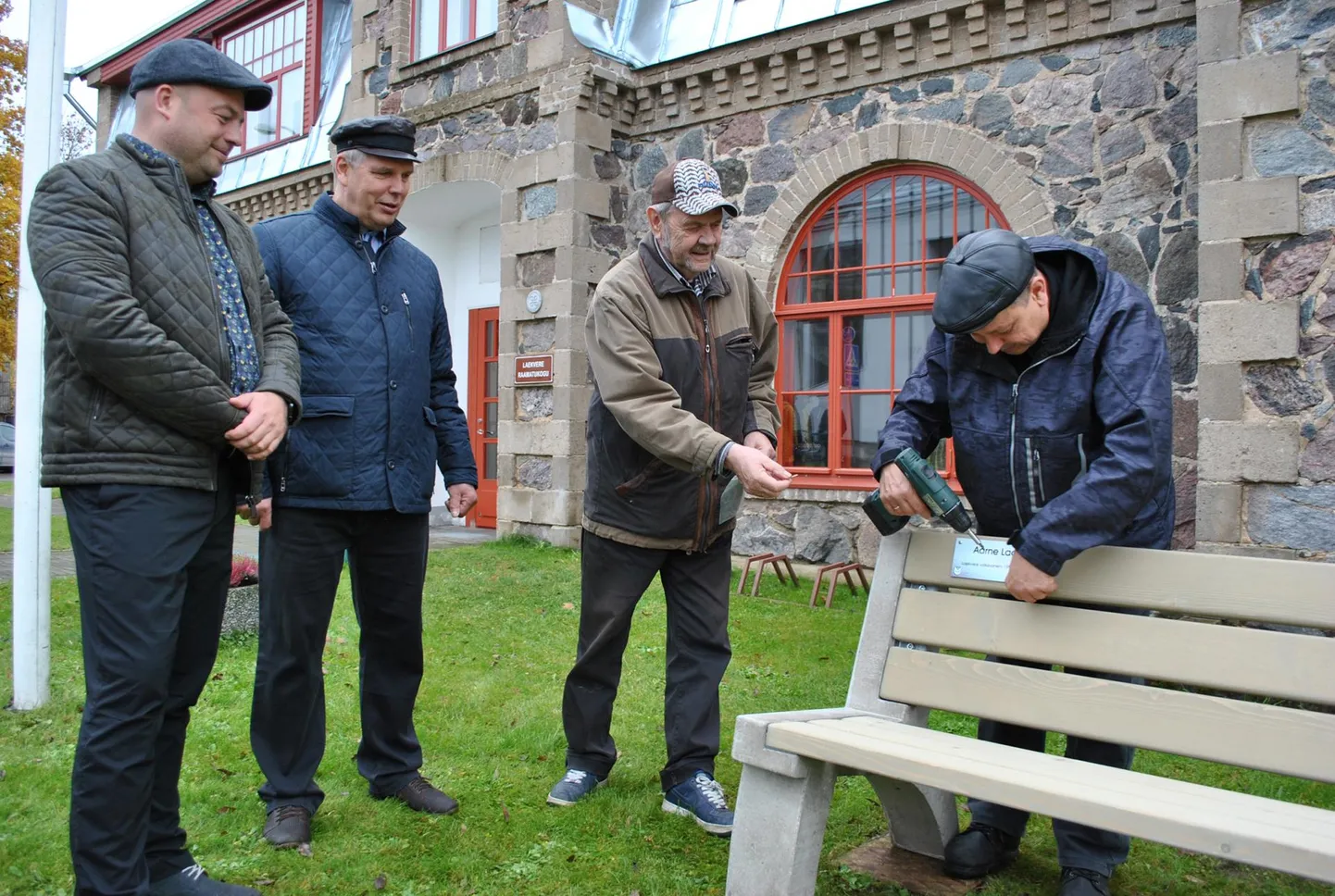 Pingile kruvib nimesildi Laekvere piirkonna haldusjuht Andrus Läll. Ajaloolist momenti hindavad Vinni vallavanem Rauno Võrno (vasakul), Aarne Laas ja Andres Nurm.