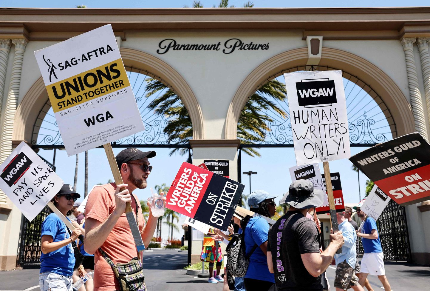 Члены профсоюза голливудских актеров SAG-AFTRA могут объявить забастовку, что приведет к полной остановке всех голливудских производств