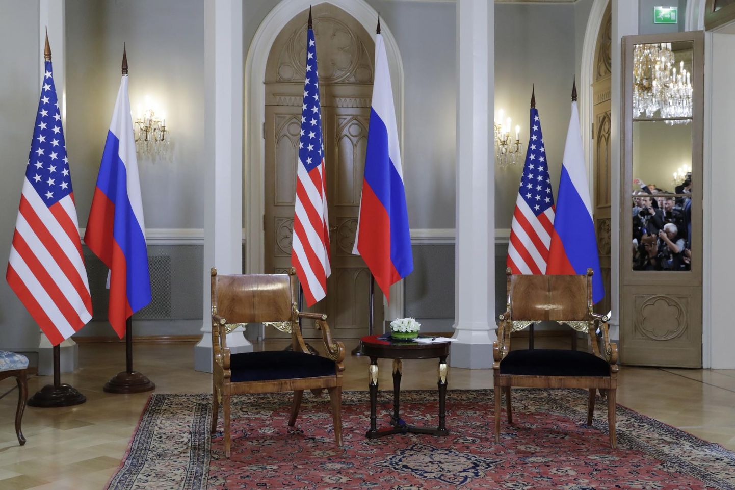 Ameerika Ühendriikide ja Venemaa riigilipud Donald Trumpi ja Vladimir Putini tippkohtumisel Helsingis.