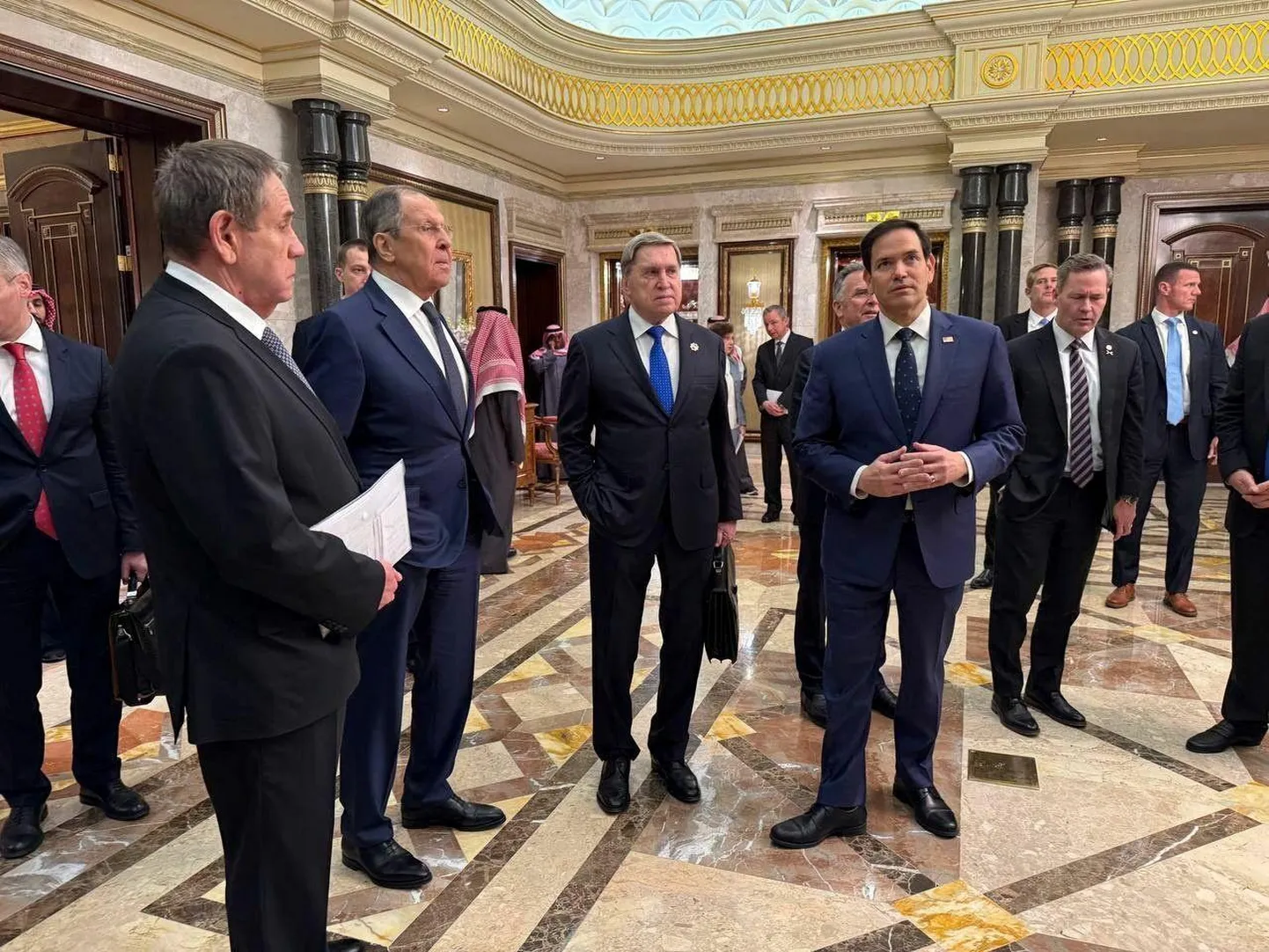 Ar-Riyāḑis Venemaad esindanud välisminister Sergei Lavrov (vasakult teine) ja presidendi välisnõunik Juri Ušakov (vasakult kolmas) koos USA välisministri Marco Rubioga.