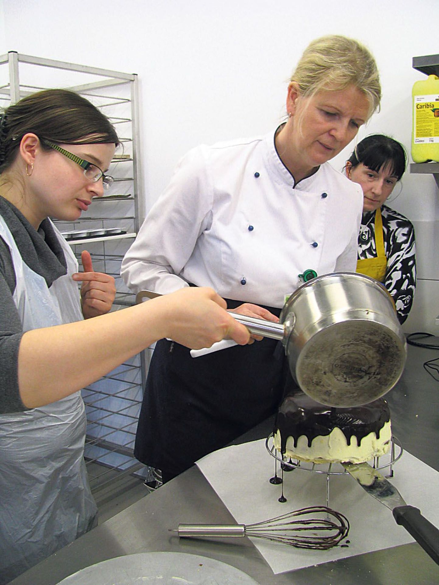 Kutseõpetaja Terje Steinberg õpetab valmistama šokolaadist ja koorest koosnevat ganache-katet, mis annab tordile lihtsa vaevaga ahvatleva välimuse.