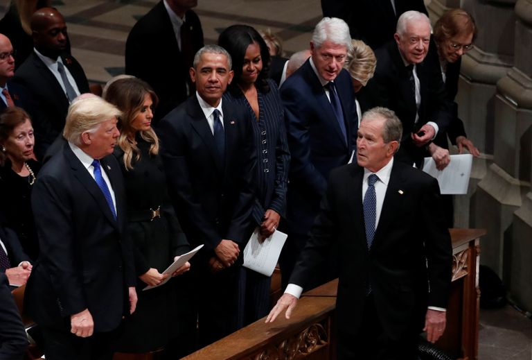 USA endine president George W Bush kätles oma isa matusel USA presidenti Donald Trumpi ja esileedit Melania Trumpi ning teisi endisi presidente ja nende kaasasid