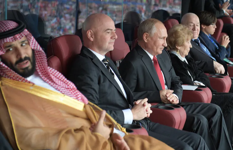 Saudi Araabia kroonprints Mohammed bin Salman (vasakul), FIFA president Gianni Infantino ja Venemaa president Vladimir Putin