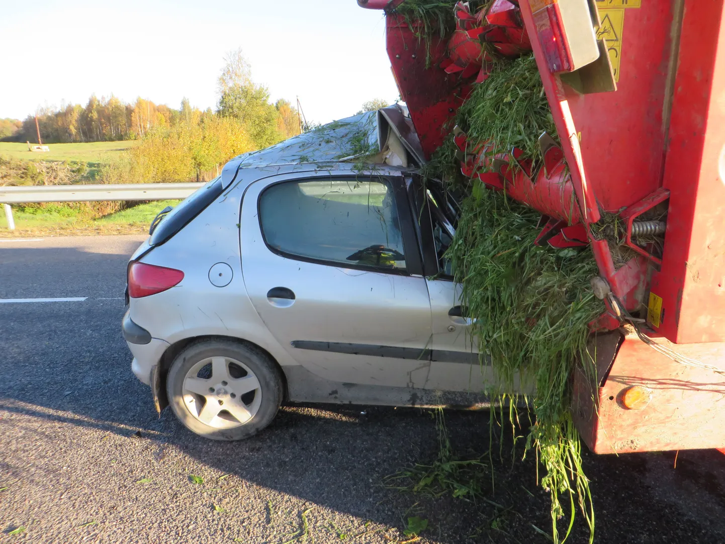 Noormees põrutas traktorile otsa.