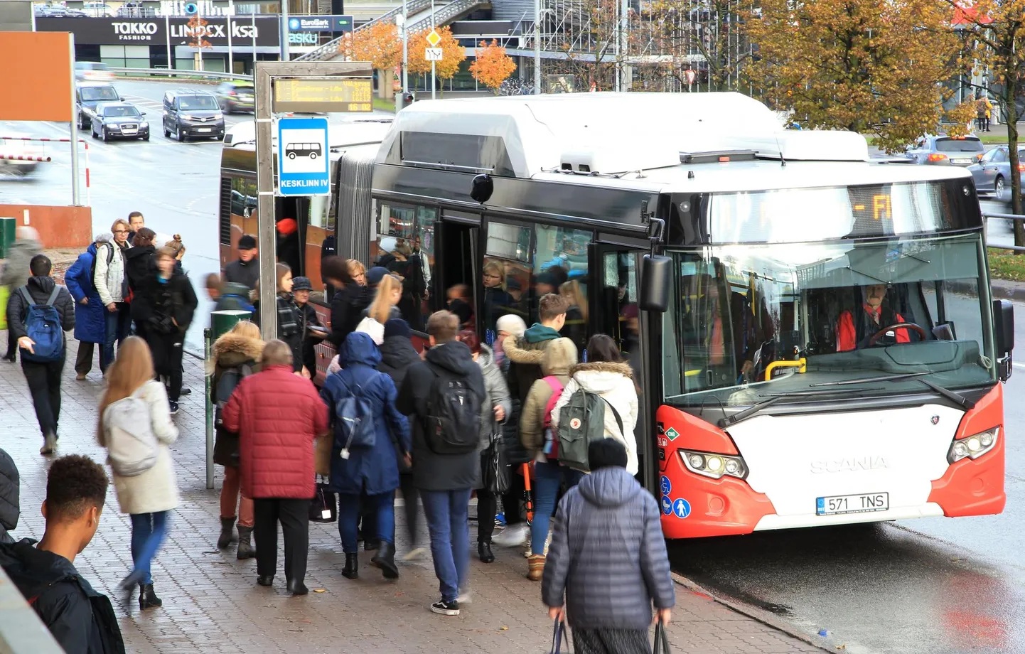 Linnaliinibuss Kesklinna bussipeatuses.